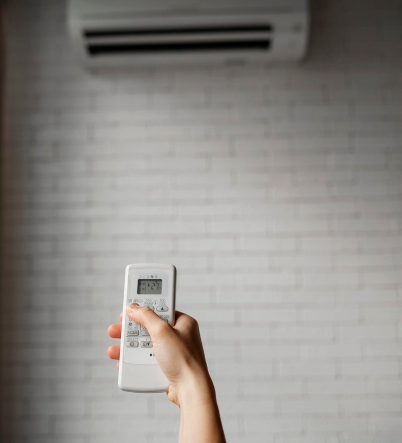 Cliente ligando o ar condicionado da sala com o controle remoto